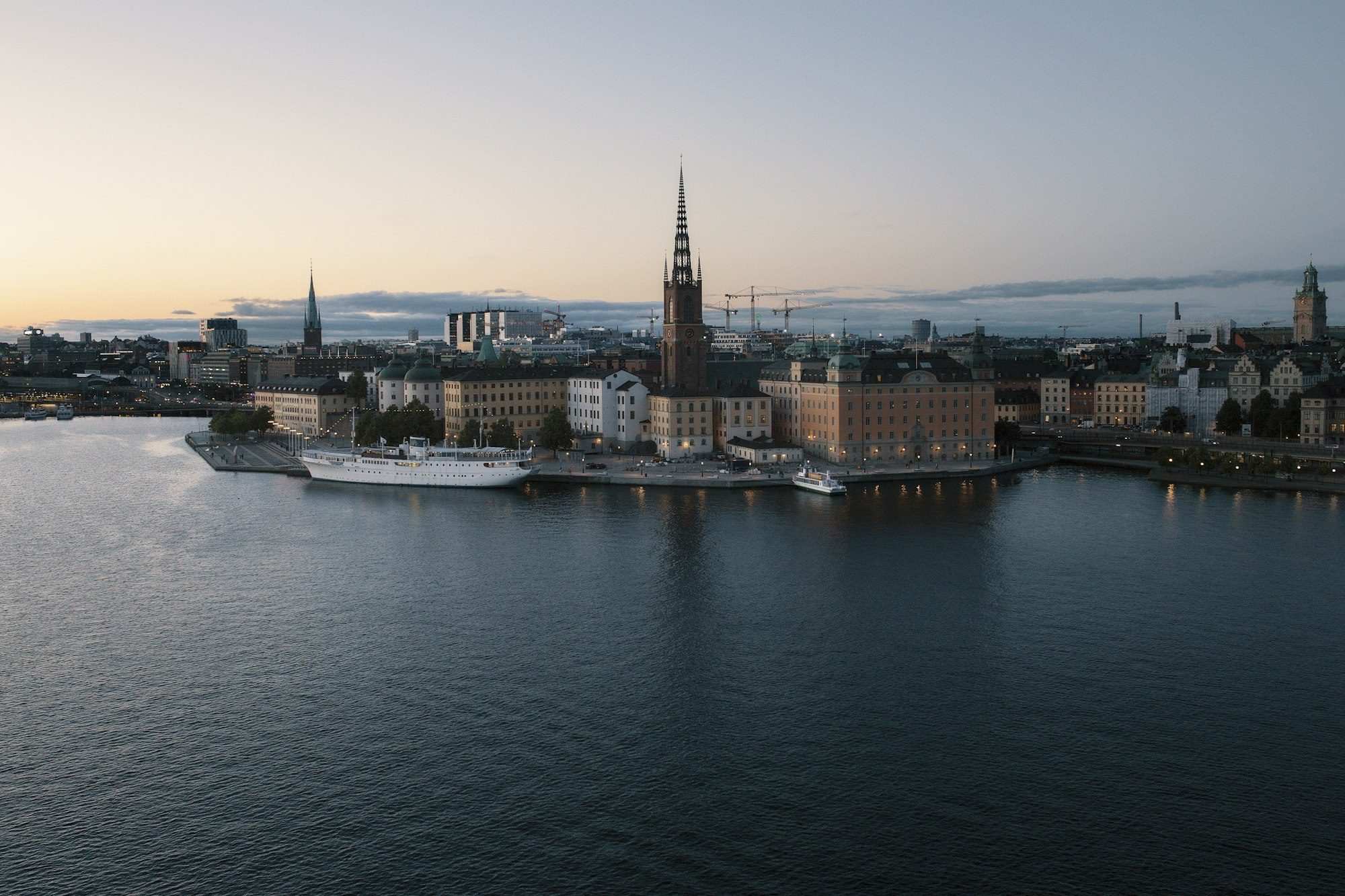 Utsikt över vattnet mot Riddarholmen och Gamla stan i Stockholm.